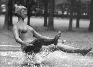 Nærbillede af en bronzeskulptur af en badende pige ved navn susanne, som har kastet sig baglæns midt i en cirkulær pool